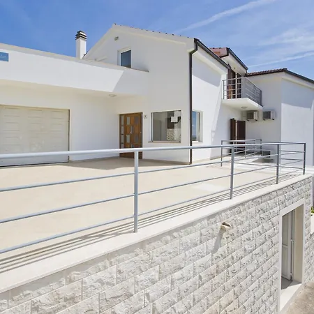 Lucija Apartamento *